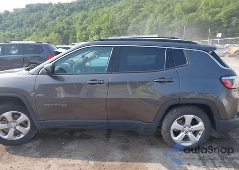 2022 Jeep Compass Latitude 4X4 z USA, uszkodzony, nr VIN 3C4NJDBB3NT141583